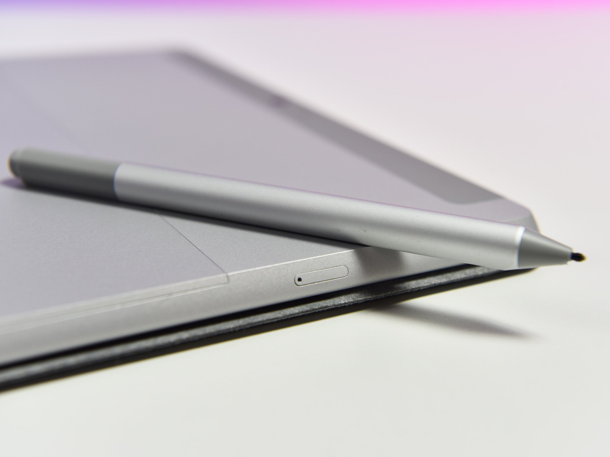 surface-go-lte-pen-sim-slot.jpg