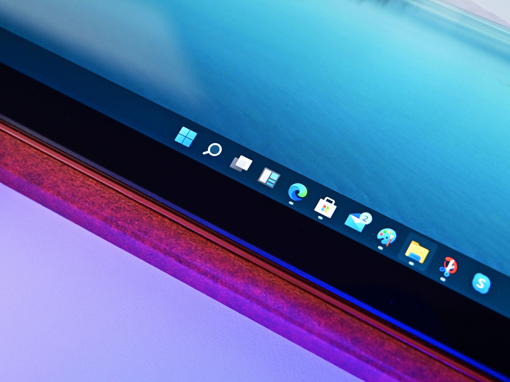 windows-11-taskbar-icons-surfacepro.jpg