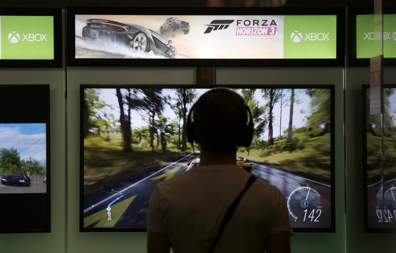 Gamer-plays-Forza-Horizon-3-at-Xbox-gamescom-Booth.jpg