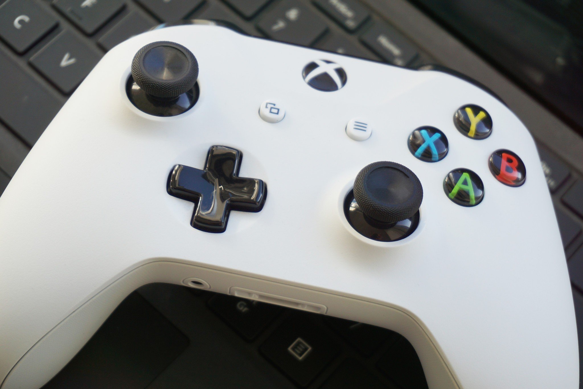 xbox-one-controller-white-surface.jpg