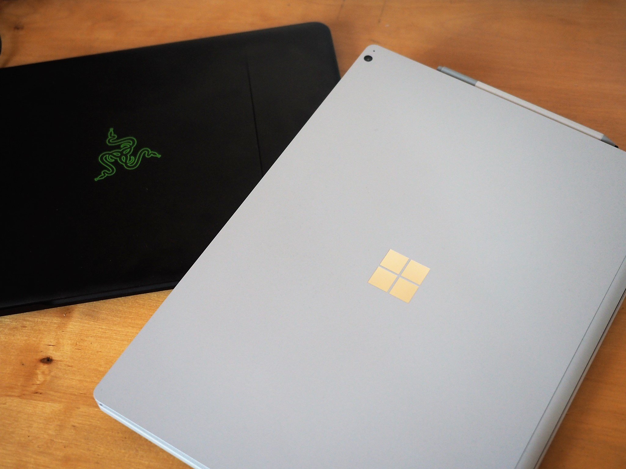 razer-vs-surface-book-02.jpg