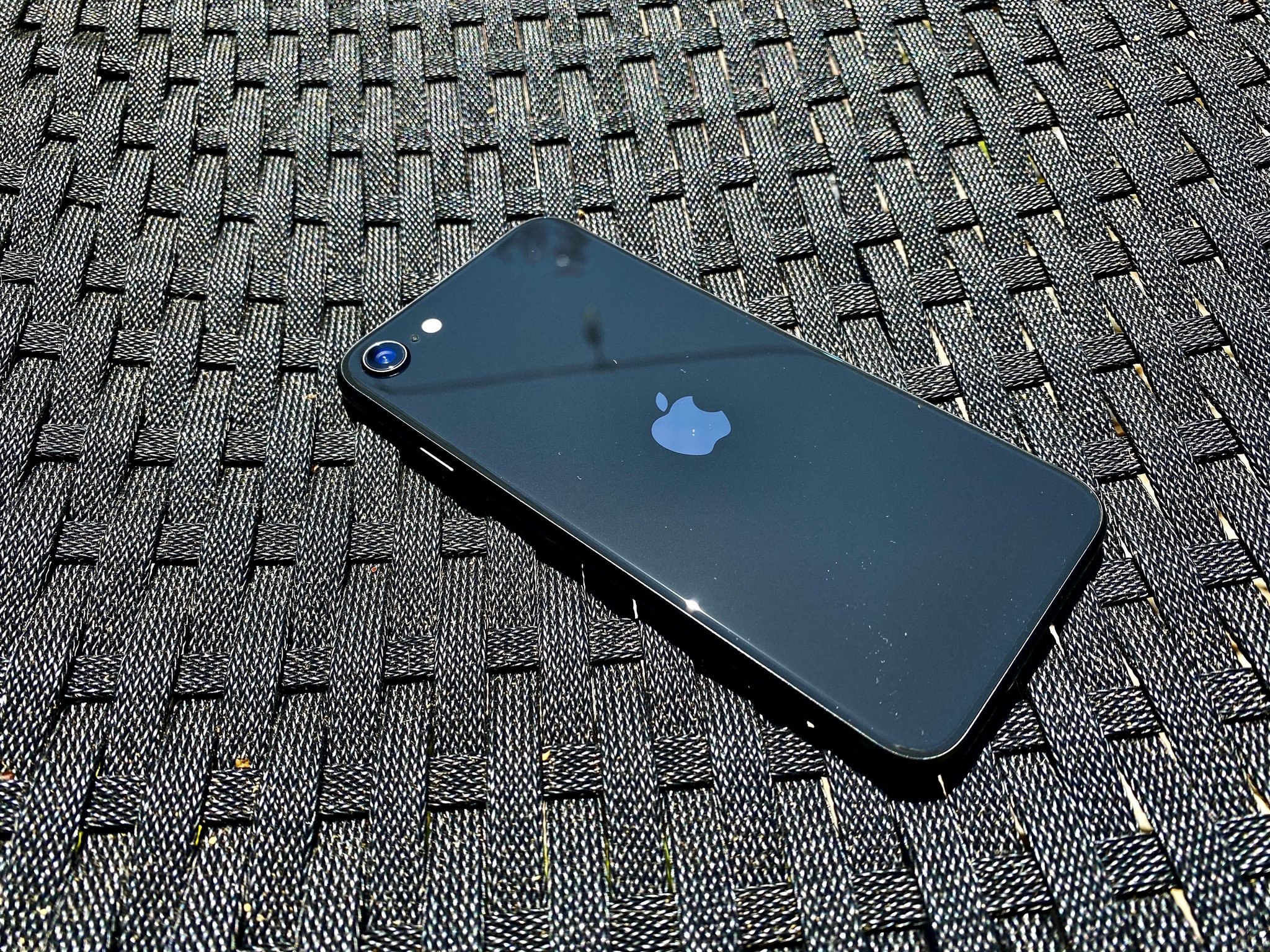iphone-se-2020-black-1e0ss.jpg