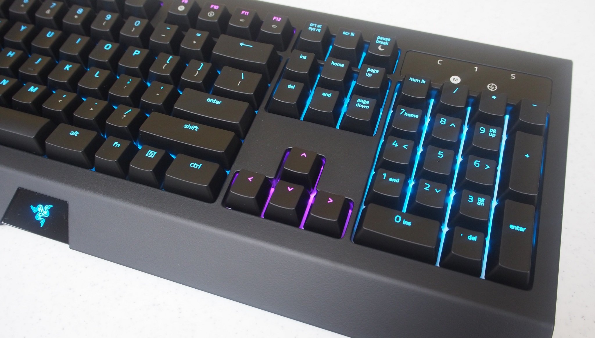 razer-blackwidow-chroma-v2-arrow-keys.jpg