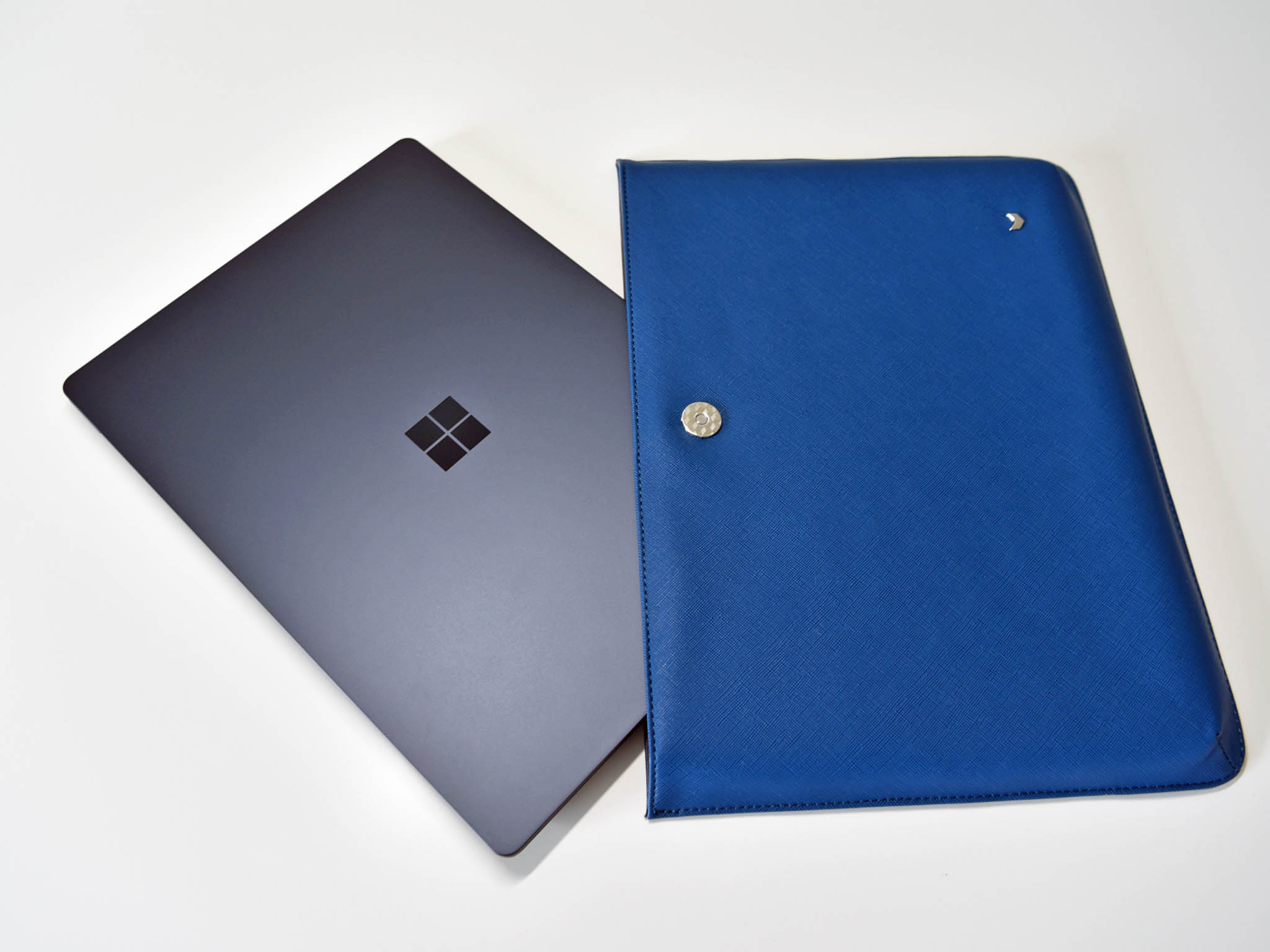 mozo-%20saffiano-sleeve-laptop-cobalt.jpg