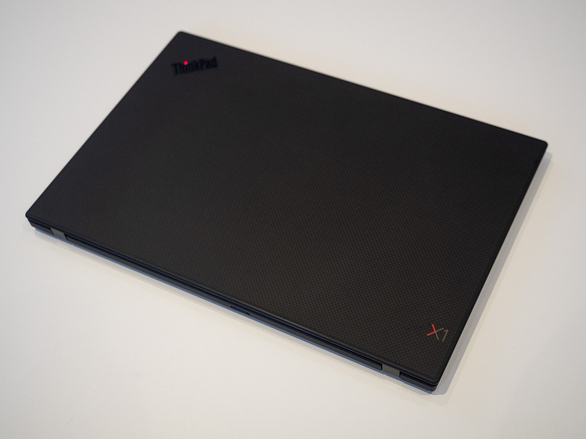 lenovo-thinkpad-x1-carbon-7-lid-ces-2019.jpg