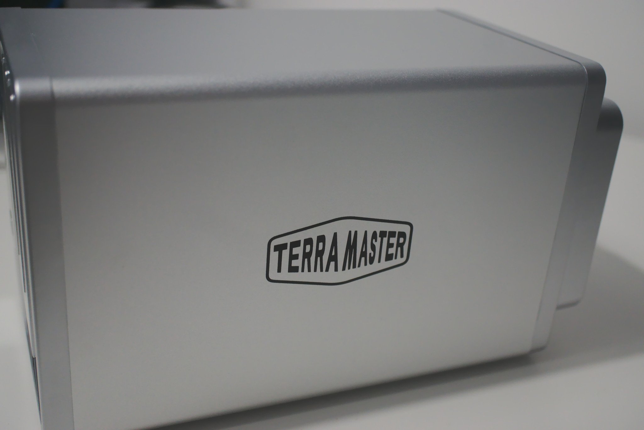 terramaster-f2-210-side-logo-close.jpg