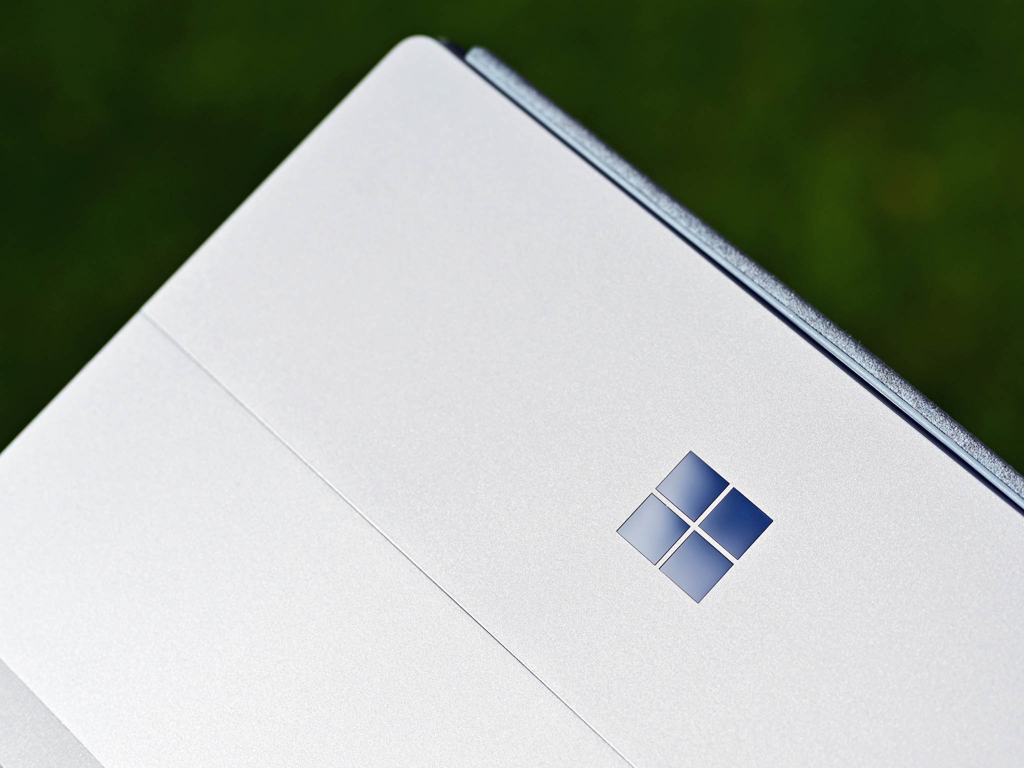 surface-go-2-logo-rear-2.jpg