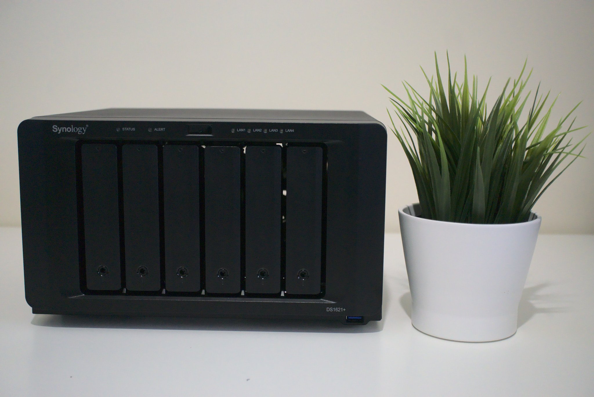 synology-diskstation-ds1621-plus-hero-2.jpg