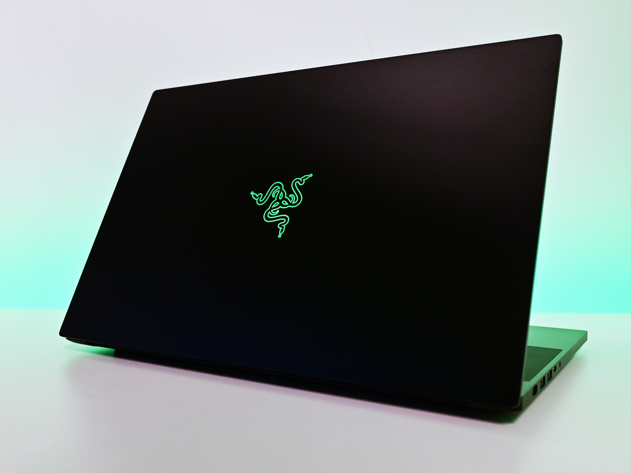 razer-blade-15-logo-2021-lid.jpg