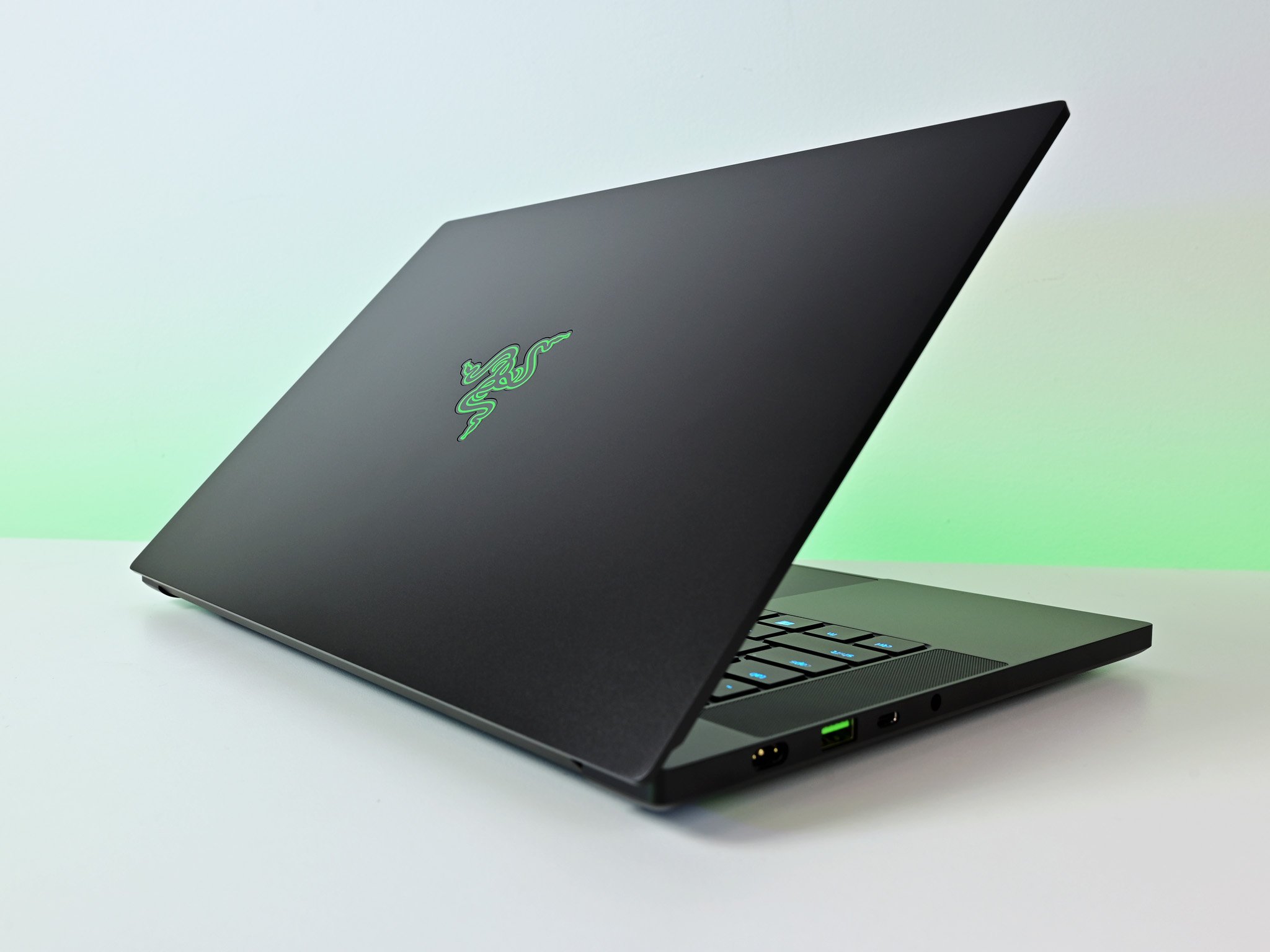 razer-blade-14-2021-hero-lid-2.jpg