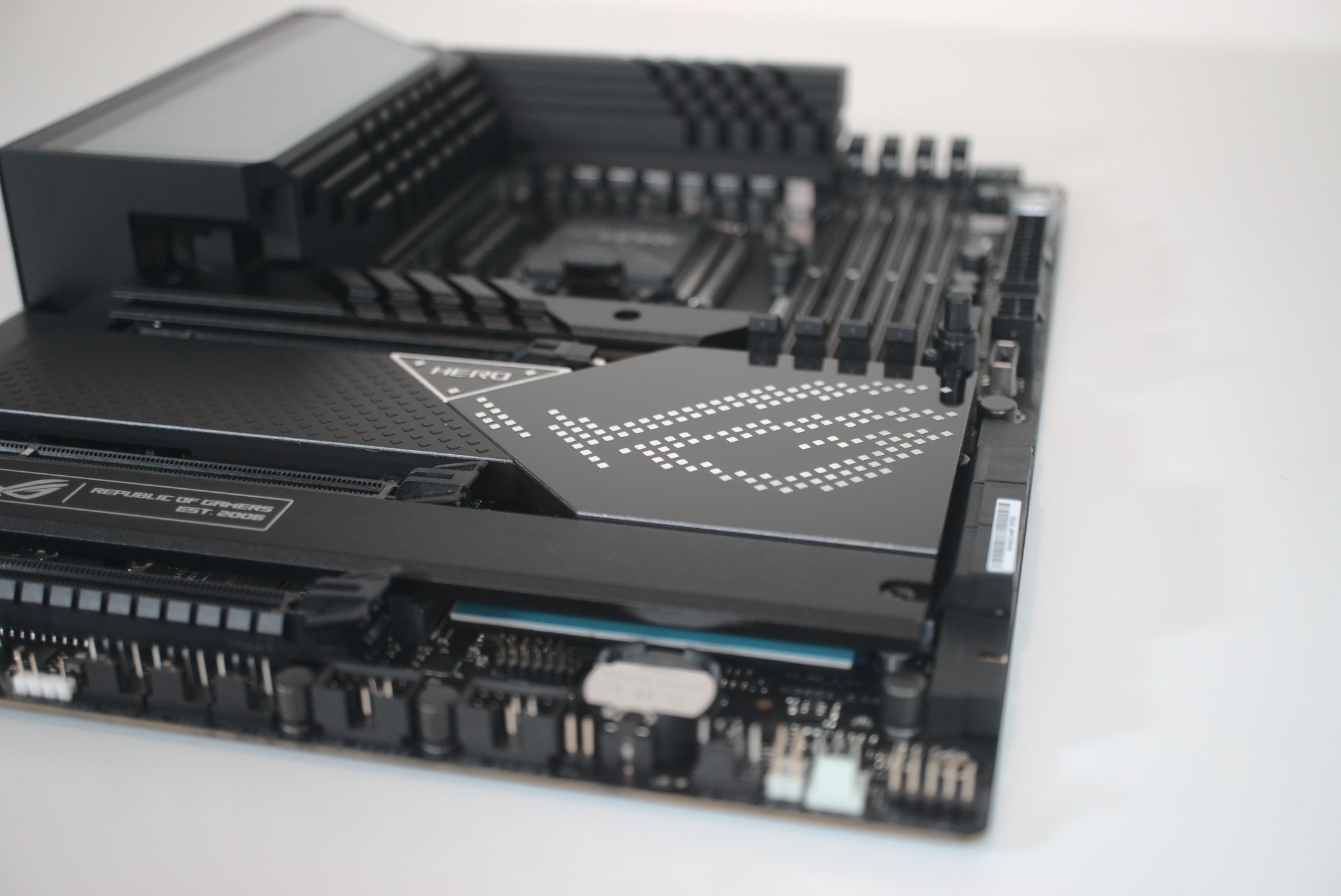 asus-rog-maximus-z690-hero-motherboard-chipset-heatsink-logo.jpg