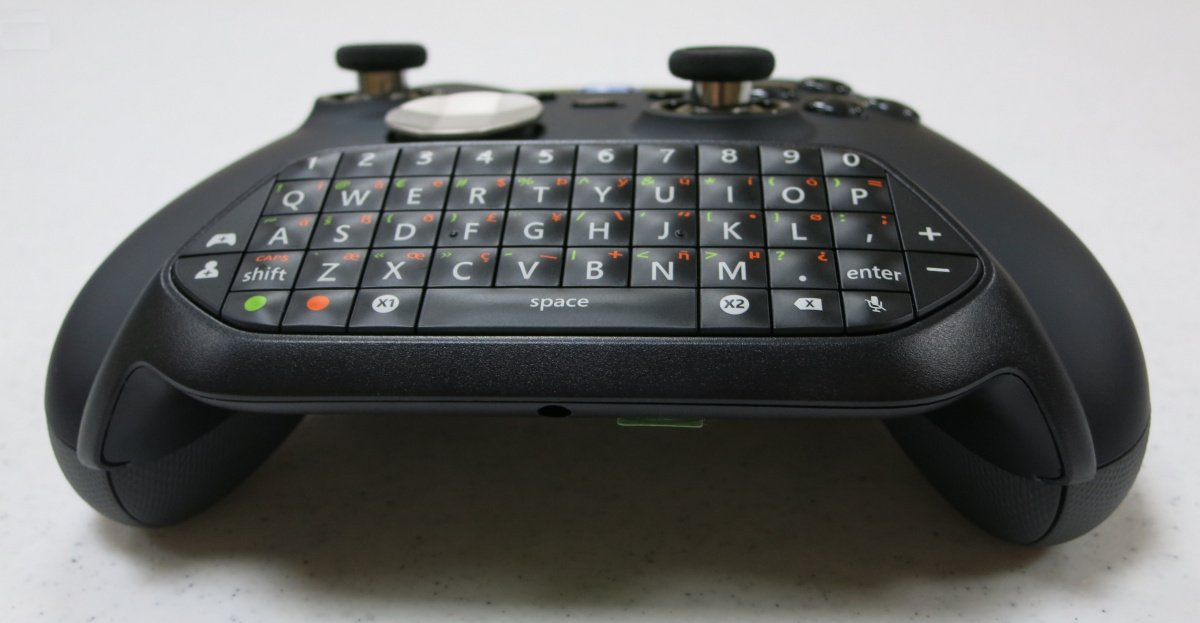 Xbox-One-Chatpad-front-angled-view.jpg