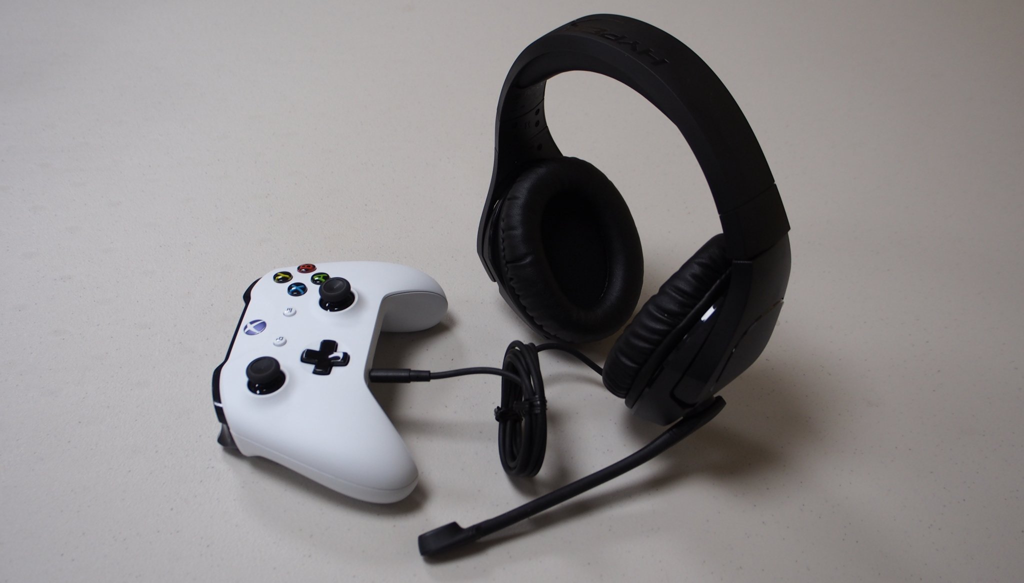 hyperx-cloud-stinger-headset-xbox-controller-main.jpg