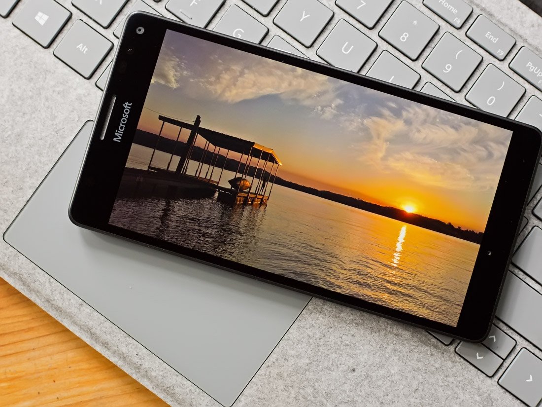 lumia-950-xl-lake.jpg