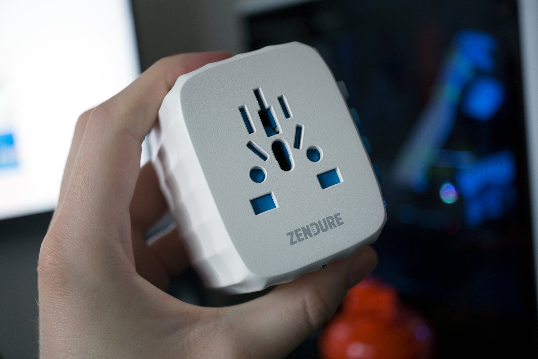 zendure-travel-adaptor.jpg