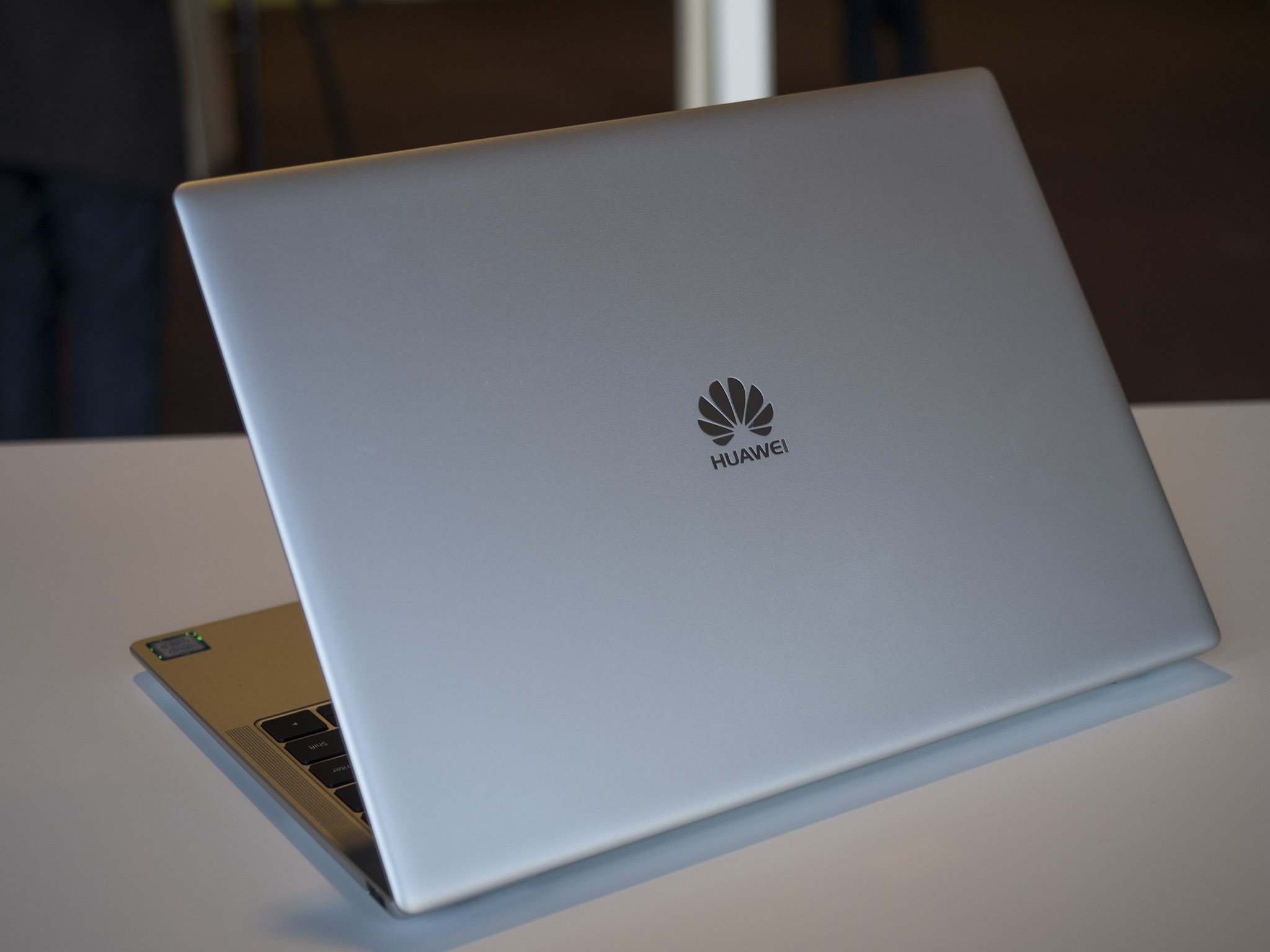 huawei-matebook-x-pro-back-mwc-2018.jpg