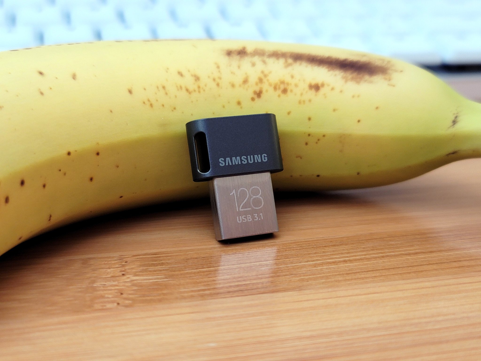samsung-fit-plus-usb-flash-drive-close-banana-1.jpg