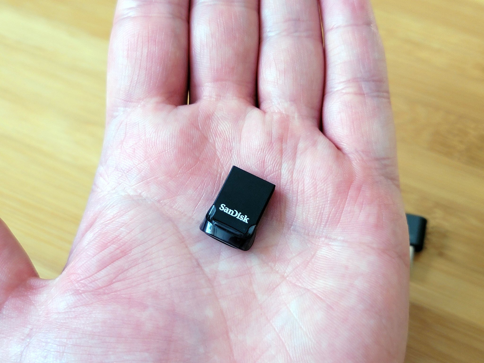 sandisk-ultra-fit-usb-flash-drive-in-hand.jpg