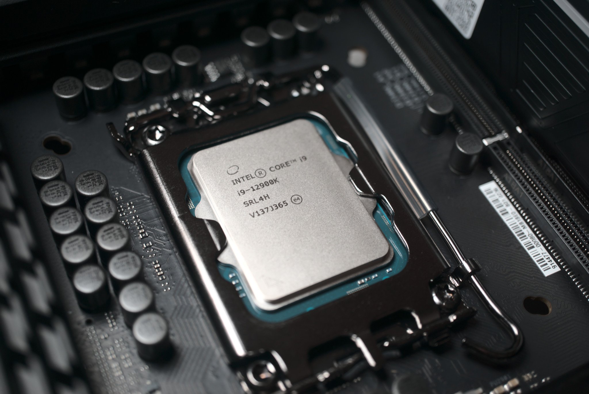 intel-core-i9-12900k-transistors-installed.jpg