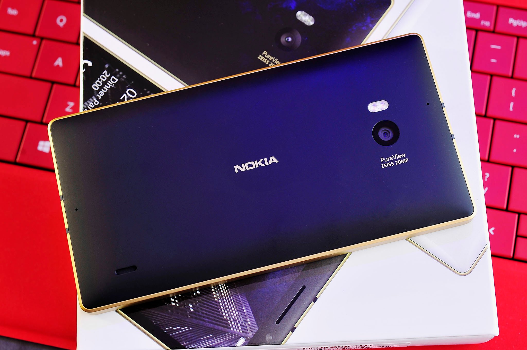 Gold-Lumia-930-box-hero.jpg